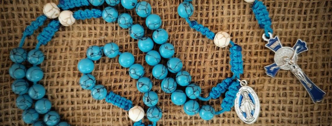 Różaniec z kamienia